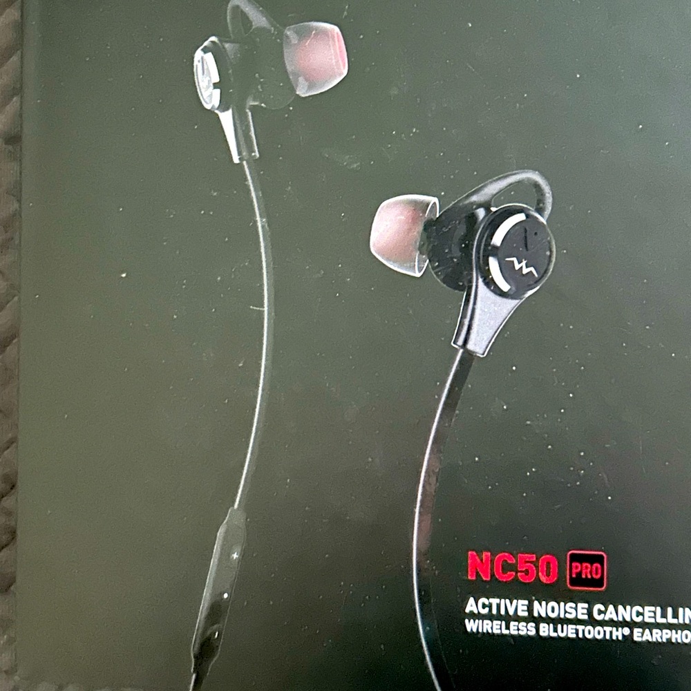 Noise Cancelling wireless Bluetooth Earphone